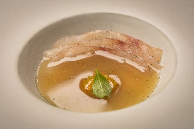 Achigã curado, caldo fumado, ovo, caviar de ovas de barbo