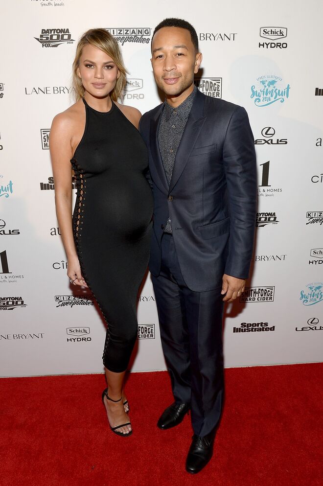 Chrissy Teigen teve um aborto espontâneo em 2020. Fotografia de Chrissy Teigen e John Legend no Sports Illustrated Swimsuit 2016 no 1 Hotel & Homes South Beach a17 de fevereiro de 2016 em Miami Beach, Flórida.