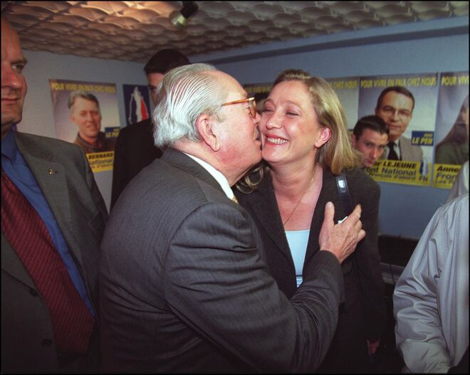 Jean-Marie Le Pen com a filha Marine Le Pen nas eleições legislativas em Lomme, maio de 2022