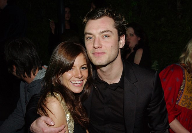 Sienna Miller e Jude Law, 2004