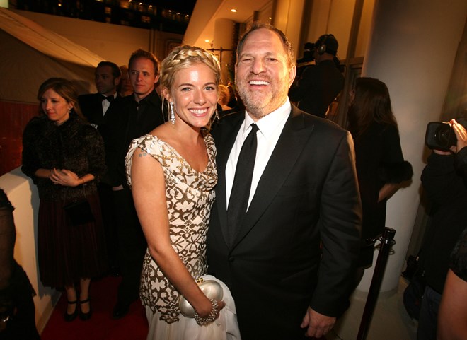 Sienna Miler e Harvey Weinstein durante a after-party dos Globos de Ouro em Beverly Hills, 2007