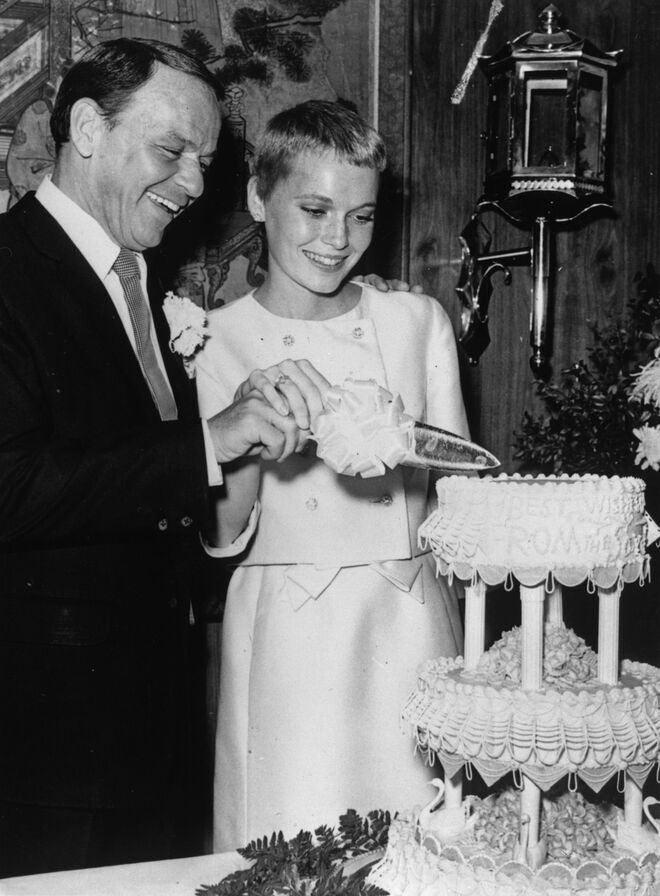 Frank Sinatra e Mia Farrow cortaram o bolo de casamento em 1966. Contudo, o casamento apenas durou dois anos