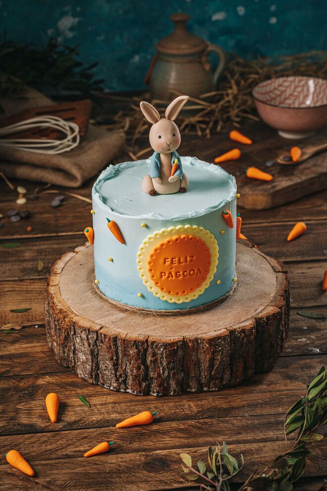 Bolo Feliz Páscoa, €40 (pequeno), €45 (médio), €62 (grande), Claras em Neve