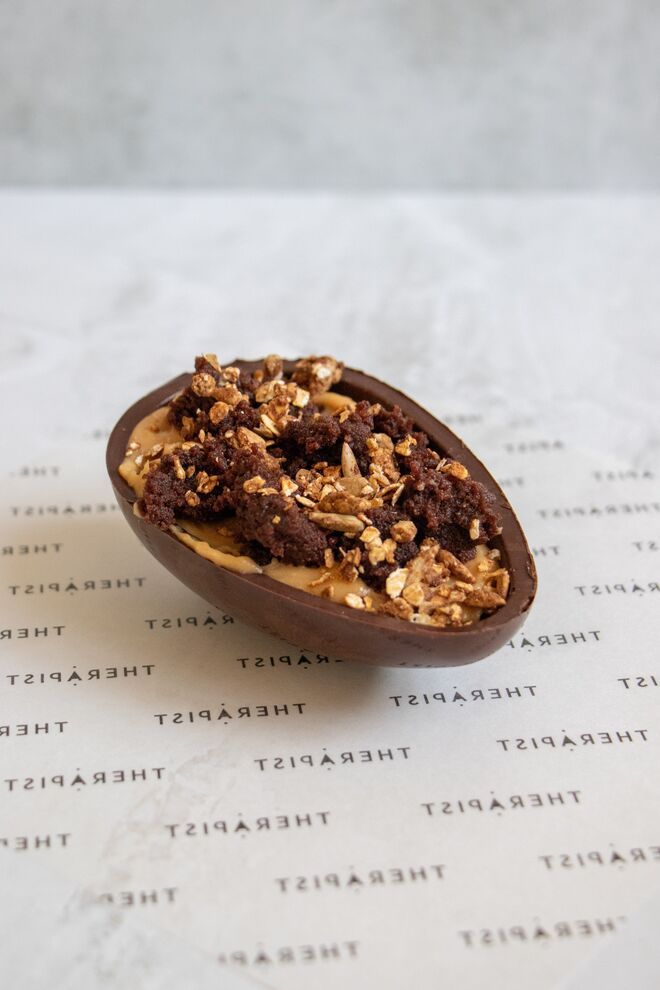 Ovo Blondie com chocolate de stevia recheado com o blondie do Therapist e caramelo de miso (sem açúcares refinados), €7,50 por unidade, Therapist 
