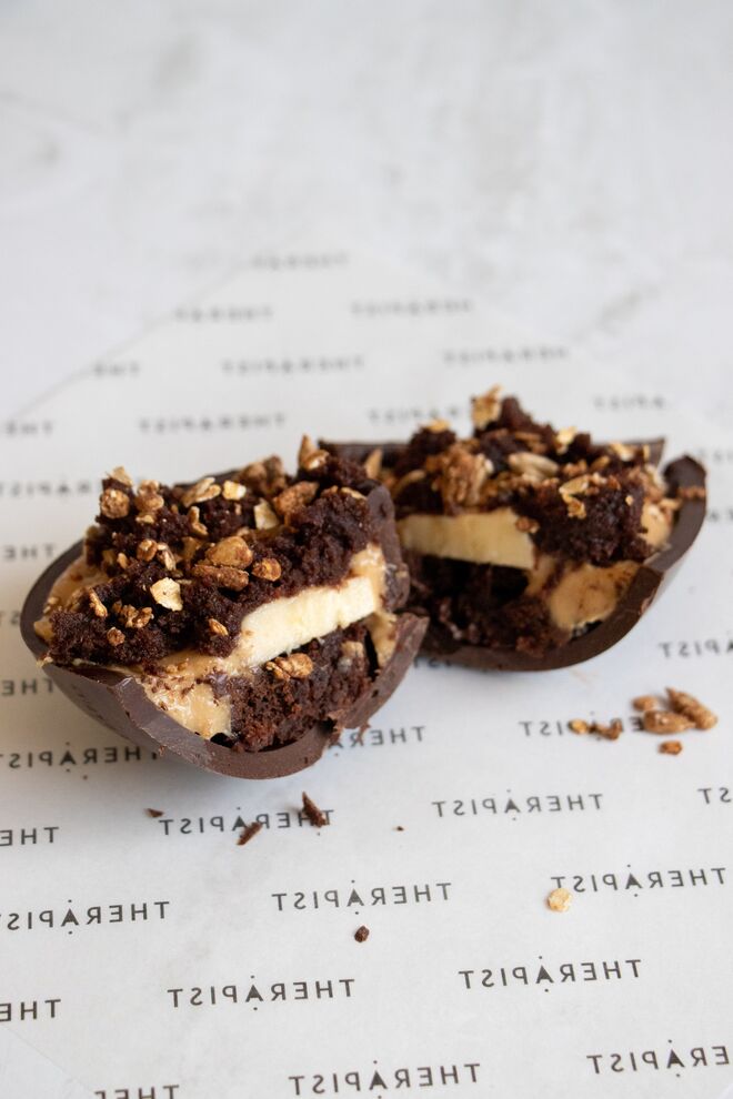 Ovo Choco com chocolate de stevia recheado com manteiga de amendoim e o bolo de cacau (sem açúcares refinados), €7,50 por unidade, Therapist 