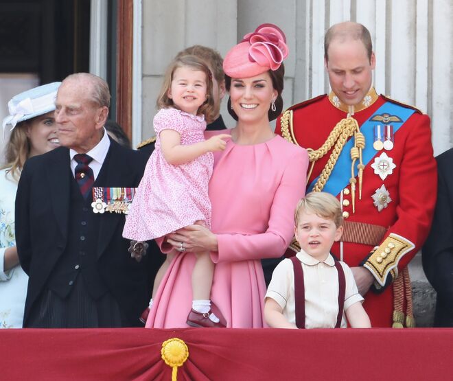 Kate Middleton e a princesa Charlotte no Palácio de Buckingam durante o desfile Trooping The Colour no Reino Unido, junho de 2017