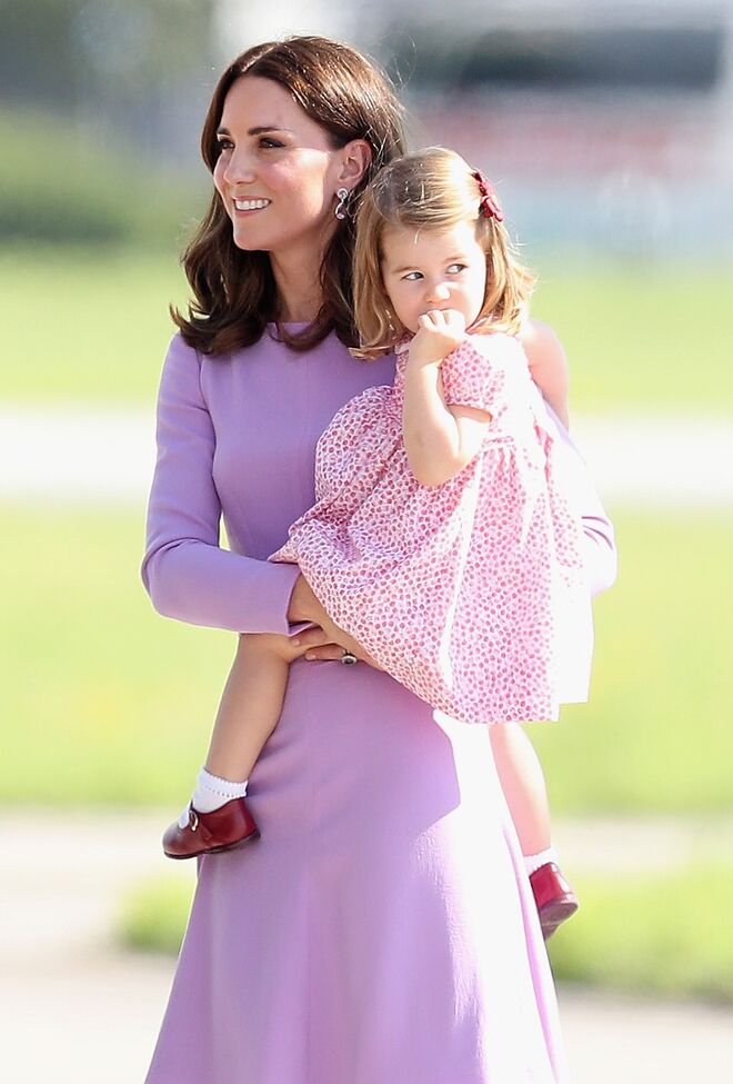 Kate Middleton e a princesa Charlotte no Aeroporto de Hamburgo no último dia da sua visita oficial à Polónia, julho de 2017