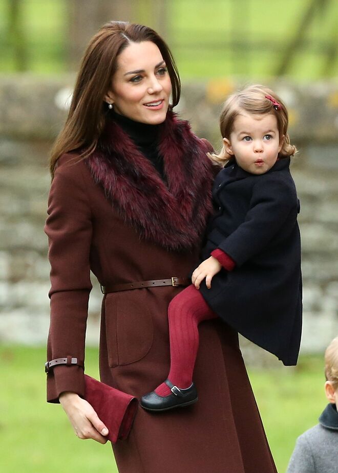 Kate Middleton e a princesa Charlotte no dia de Natal em Bucklebury, Reino Unido, 2016
