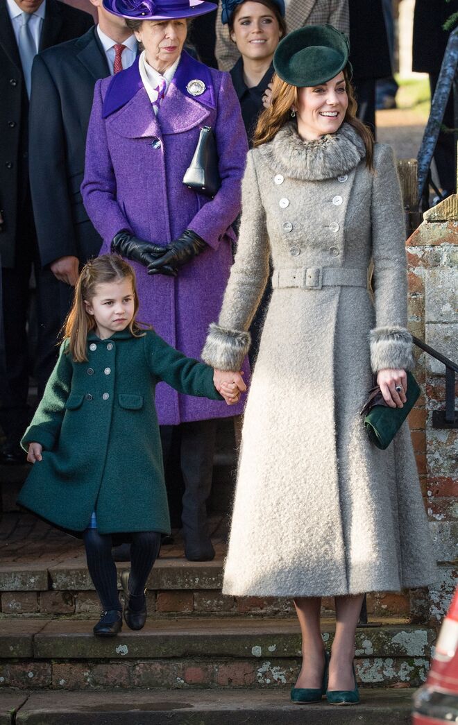 Kate Middleton e a princesa Charlotte na missa de Natal na Igreja de Santa Mary Magdalene em Sandringham, dezembro de 2019