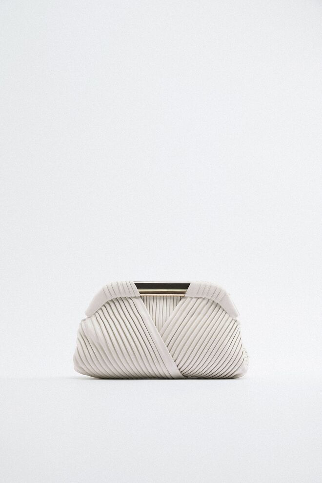 Clutch em pele, €99,95, Zara