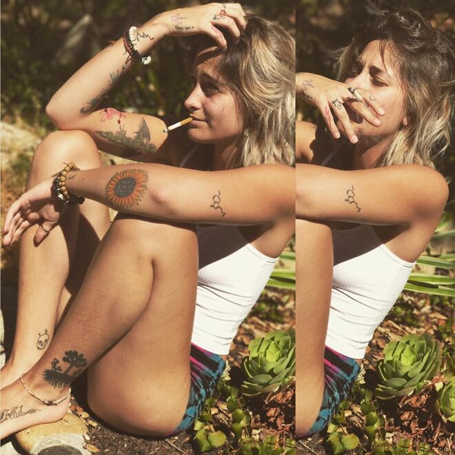 A modelo mostra-se confortável com os pelos nas pernas e chega até a brincar com o facto no Instagram, desafiando o irmão para uma competição de "pelos compridos"