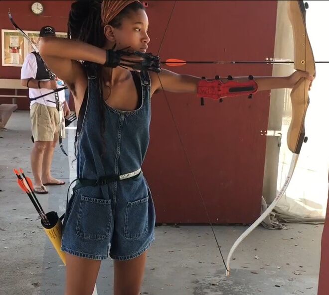 "Não tomei realmente a decisão de não me depilar, simplesmente não o faço. Demora demasiado tempo. Só quero entrar e sair logo do banho", contou a filha de Will Smith no programa Red Table Talk