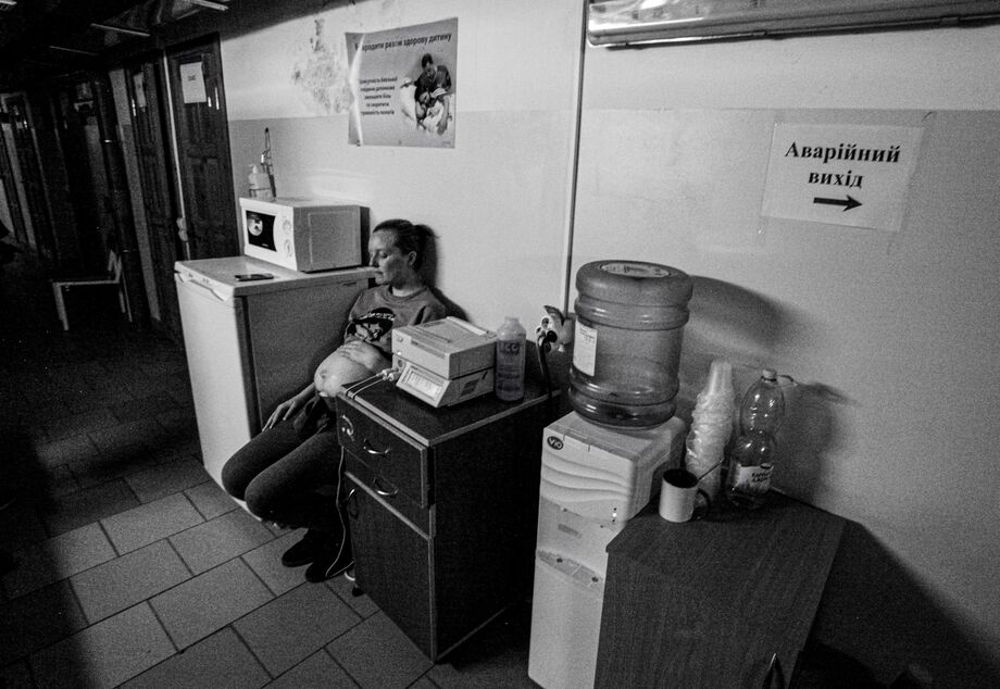 Ser mãe debaixo de terra. Descida às maternidades improvisadas da Ucrânia