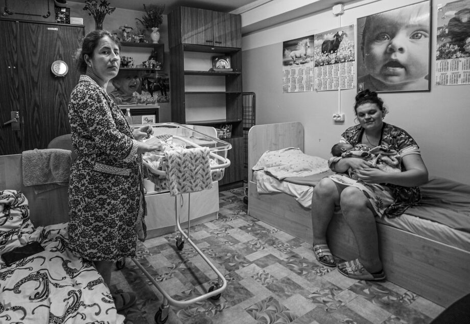 Ser mãe debaixo de terra. Descida às maternidades improvisadas da Ucrânia