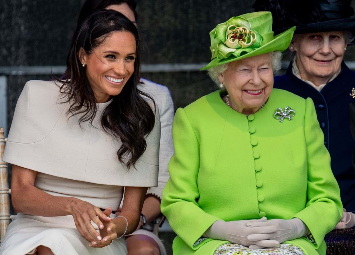 Isabel II e Meghan Markle durante a visita ao Catalyst Museum em Inglaterra, junho de 2018