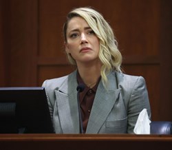 Advogado de Depp parece comemorar menção de Amber a boato de que ator  derrubou Kate Moss de escada