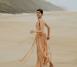 Na praia com Sónia Balacó (e o guarda-roupa de verão perfeito)