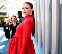O método pouco convencional que Sophie Turner usou para superar um distúrbio alimentar
