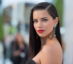 Adriana Lima deslumbra ao "despir" barriga de grávida em Cannes