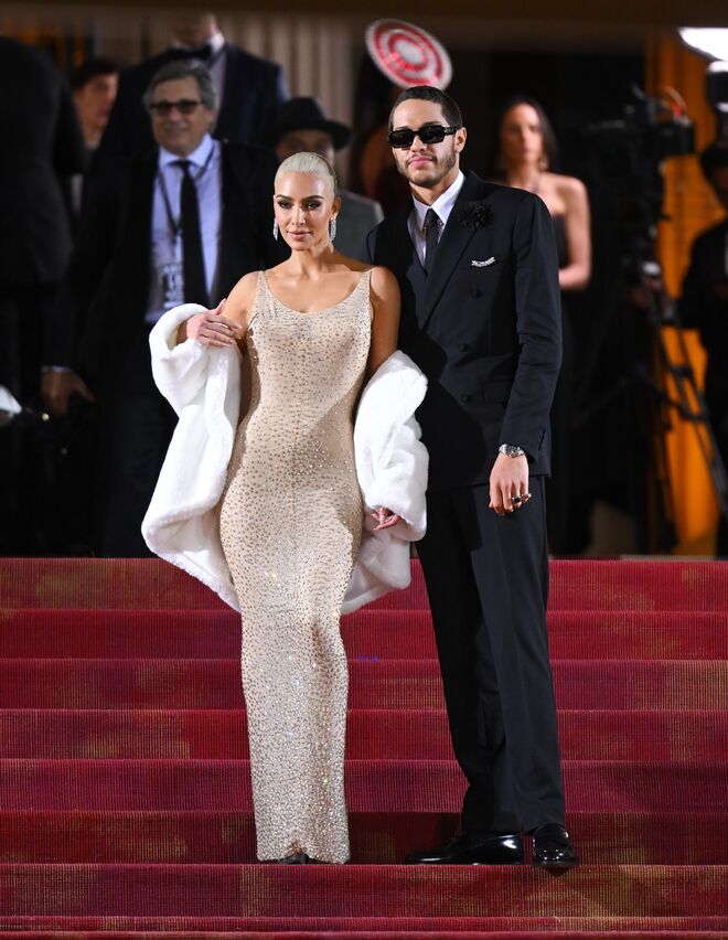 Kim Kardashian em vintage Jean Louis e Pete Davidson em Dior Men