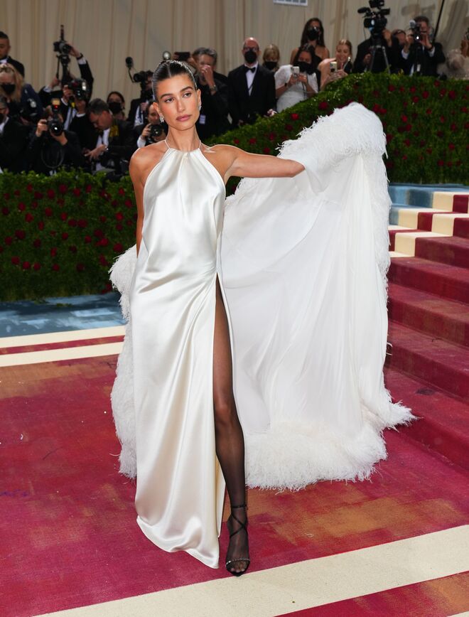 Hailey Baldwin Bieber em Saint Laurent