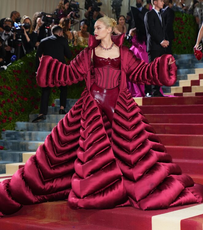 Gigi Hadid em Versace