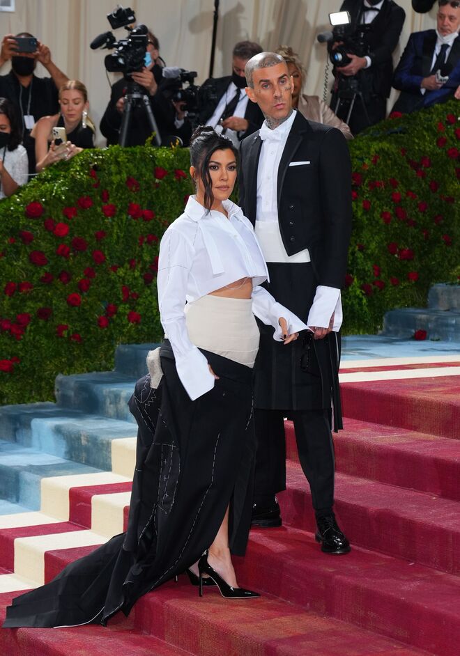 Kourtney Kardashian e Travis Barker em Thom Browne