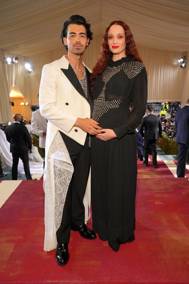 Joe Jonas e Sophie Turner em Louis Vuitton