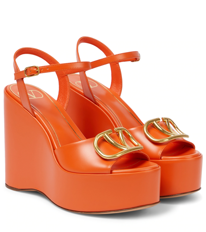 Sandálias V Logo, €890, Valentino Garavani, em mytheresa.com