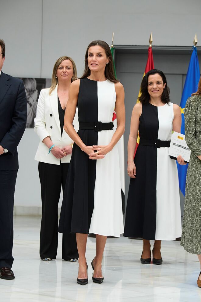 Rainha Letizia de Espanha e Inmaculada Vivas Teson, que recebeu uma menção especial na categoria de investigação pela sua carreira profissional no trabalho com pessoas com deficiência, assistem aos prémios 'Reina Letizia 202' na Assembleia de Extremadura, a 4 de maio de 2022. As duas mulheres riram-se perante a situação, e até se abraçaram. 