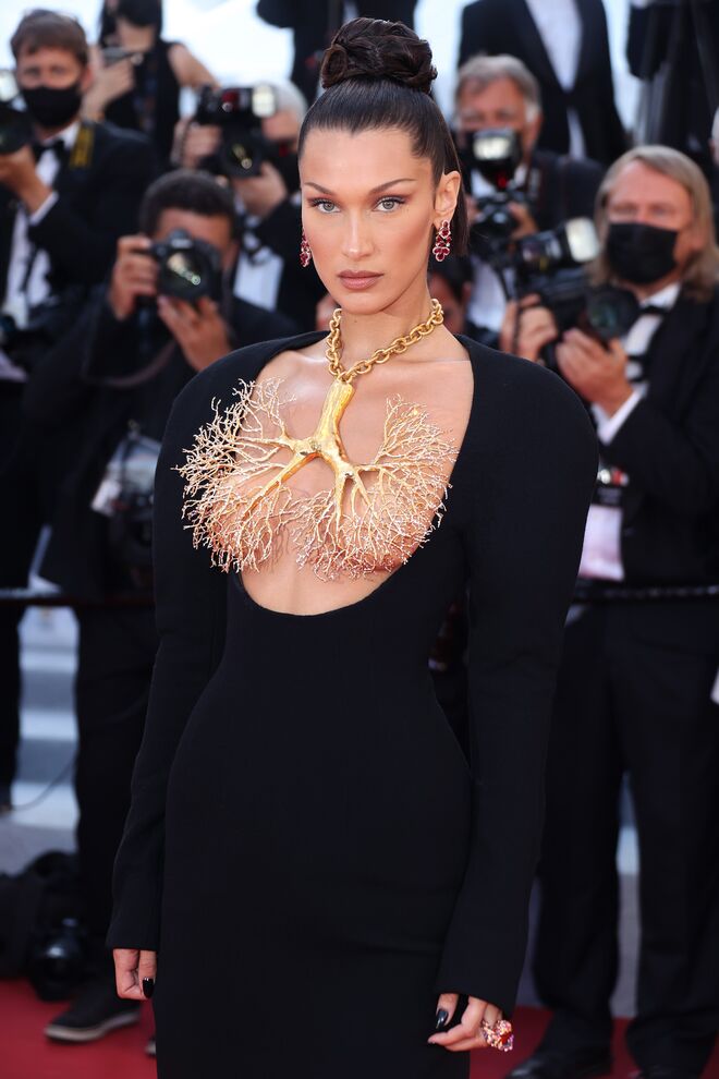 Bella Hadid em Schiaparelli Haute Couture, 2021