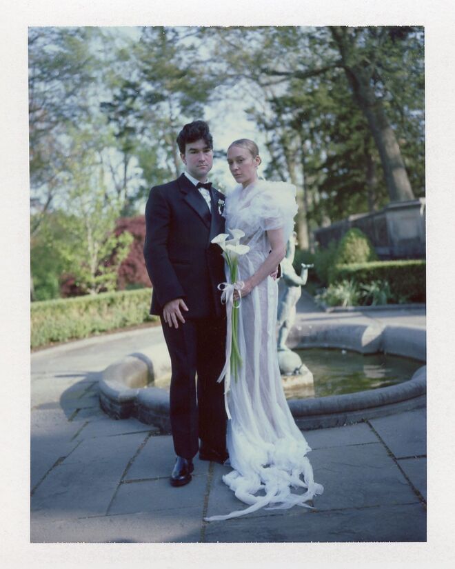 Chloe Sevigny (2022) | Casamento com Siniša Mačković. Vestido Jean Paul Gaultier SS22 de Glenn Martens.