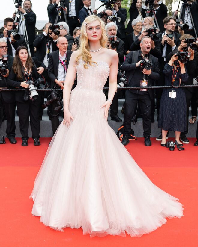 Elle Fanning em Giorgio Armani com jóias Chopard