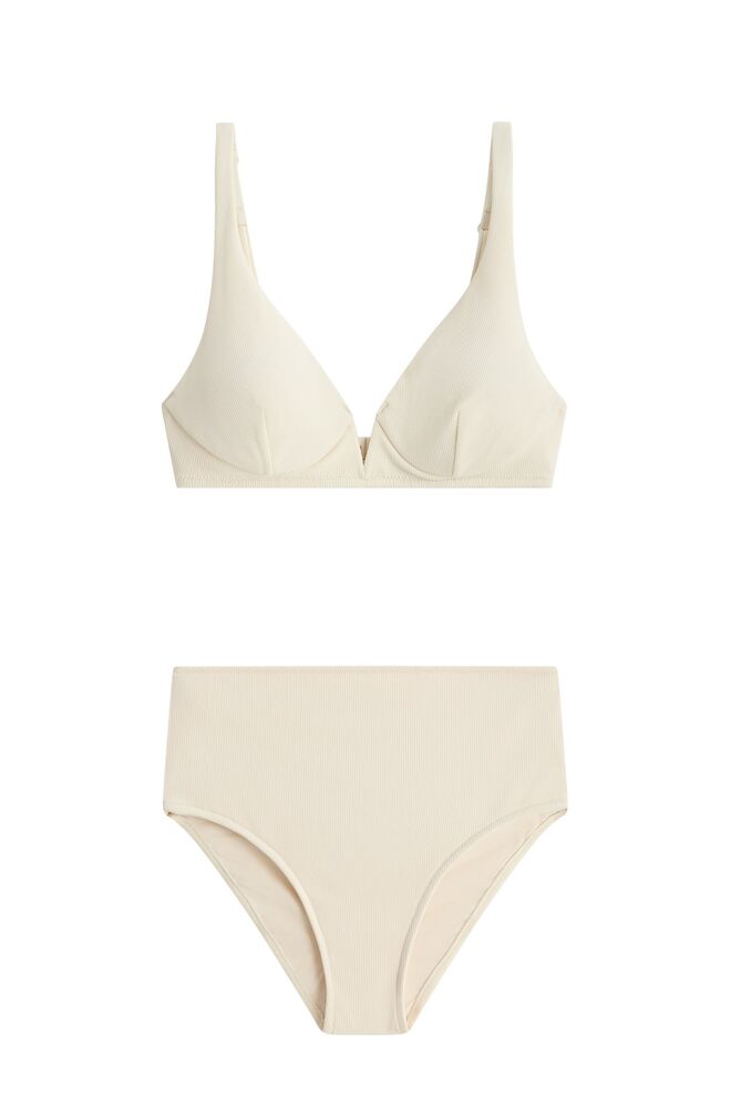 Biquíni top em malha piqué, €19,99, e cueca biquíni em malha piqué, €17,99, ambos Oysho