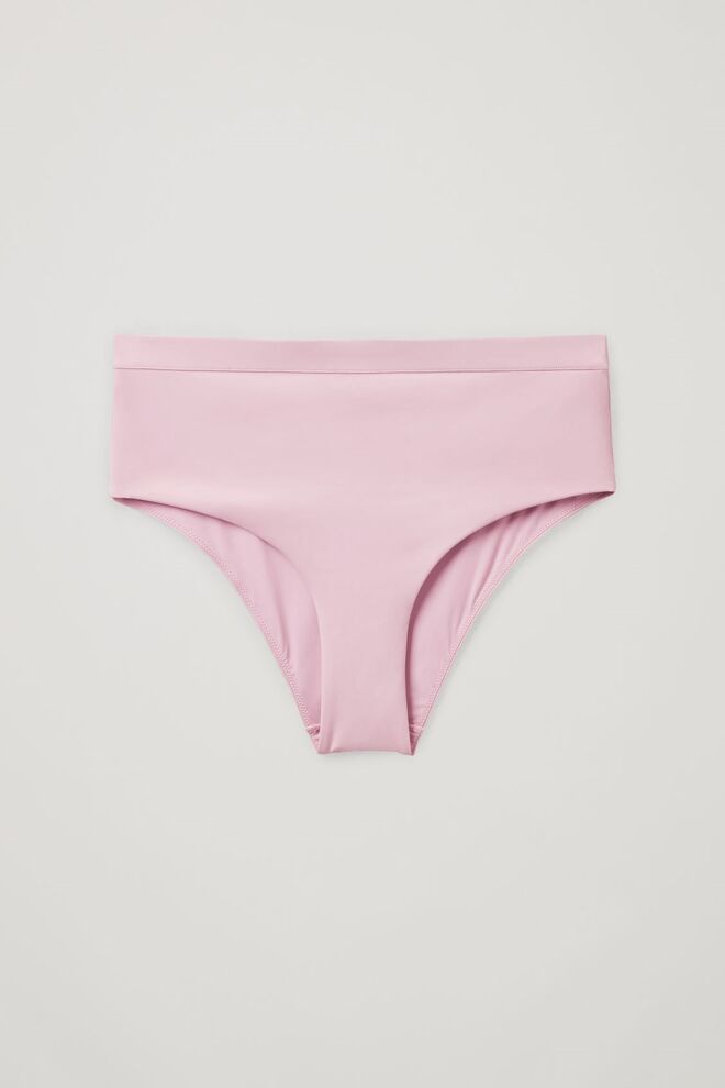 Cueca biquíni em licra, €29, ambos Cos