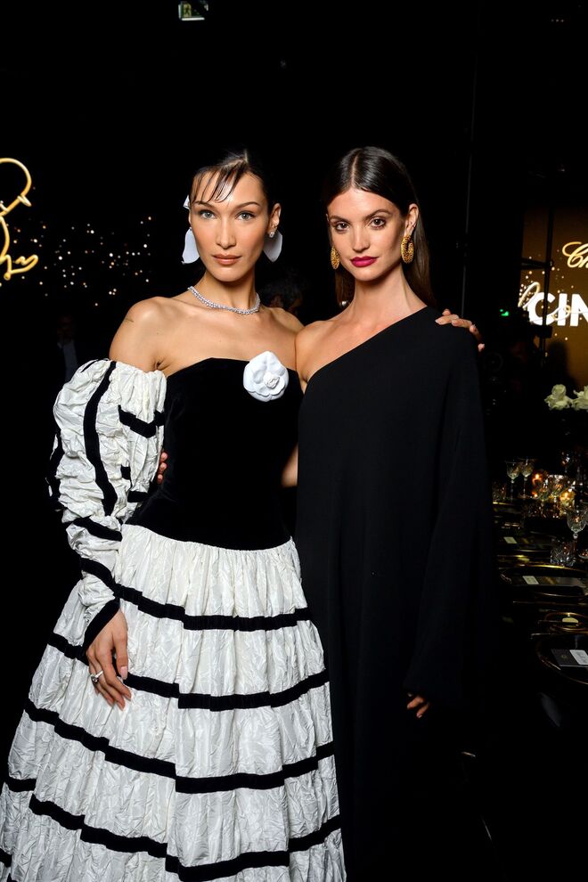 Bella Hadid em Vintage Chanel e Charlbi Dean, com jóias Chopard