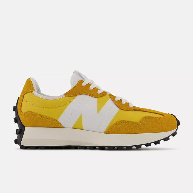  Ténis 327, €120, New Balance