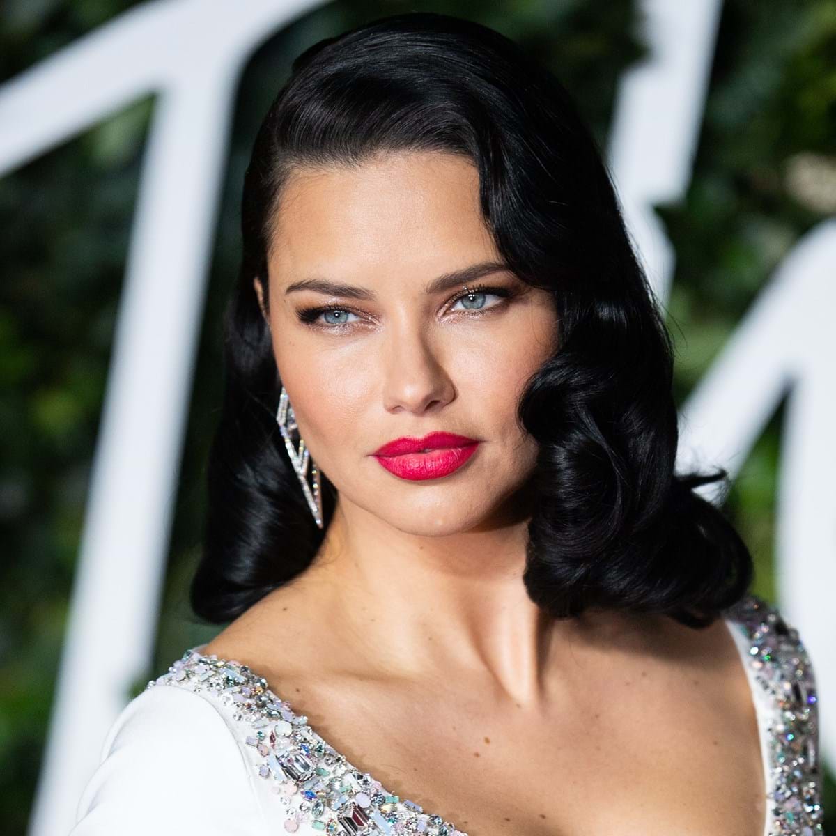 Adriana Lima não lava o rosto com água da torneira - Celebridades - Máxima