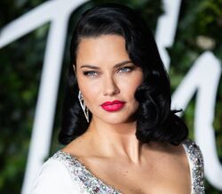 Adriana Lima não lava o rosto com água da torneira