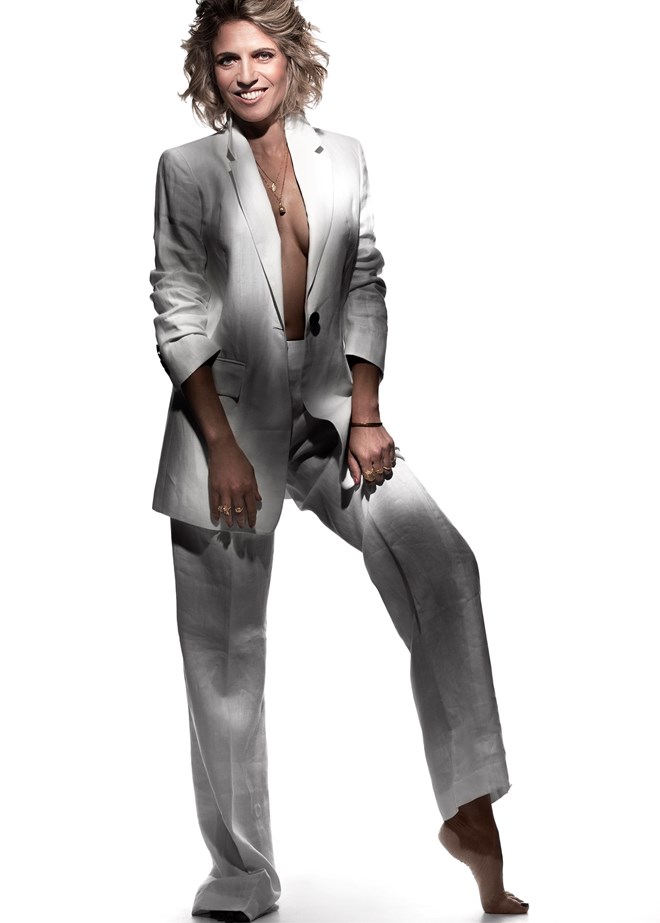 Sandra Felgueiras / Blazer e calças em linho, Massimo Dutti. Pulseira Mariette, anel Gaio, anel Vila Rica, anel Leonora, anel Amarílis, anel Florbela, e anel Flor de Arroz, tudo Juliana Bezerra.