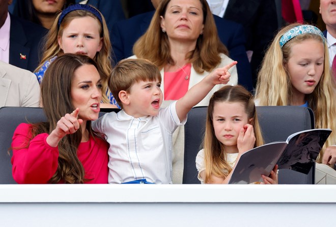 Princípe Louis com a mãe e a irmã, a princesa Charlotte.
