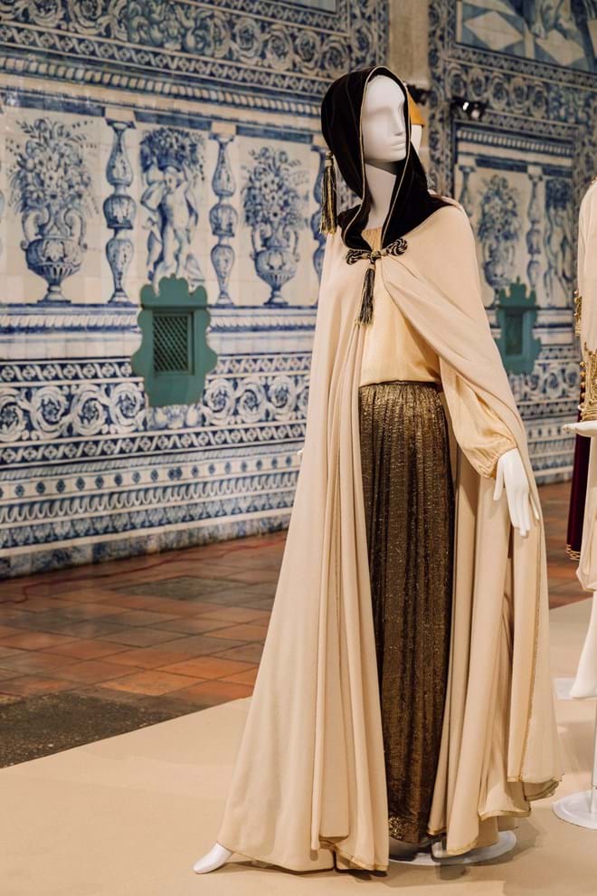 Capa de lã cor de marfim e veludo castanho debruada a ouro de inspiração marroquina / Blusa de jacquard de seda cor de champanhe / Saia de lamé dourado