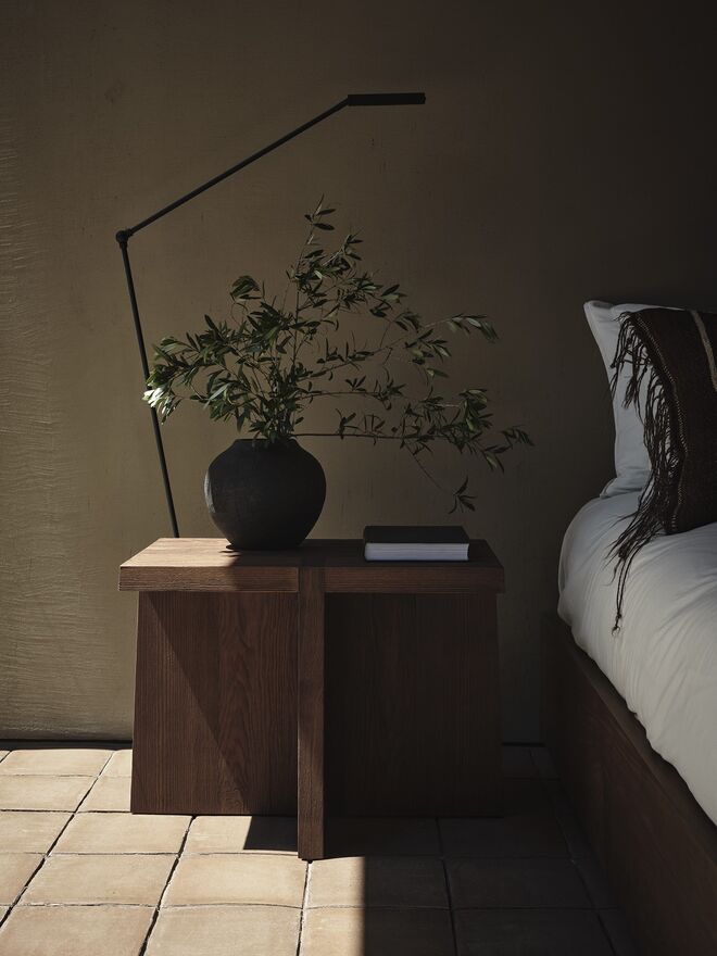 Marcada por um design simples com formas arcaicas, a peça dirige a atenção do espetador para a marcenaria e a beleza dos materiais
