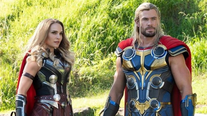 Astro de 'Thor', Chris Hemsworth mostra abdômen super definido em