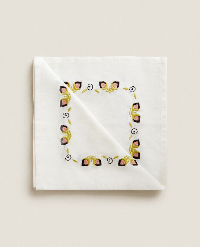 Guardanapo bordado, €15,99, Zara Home