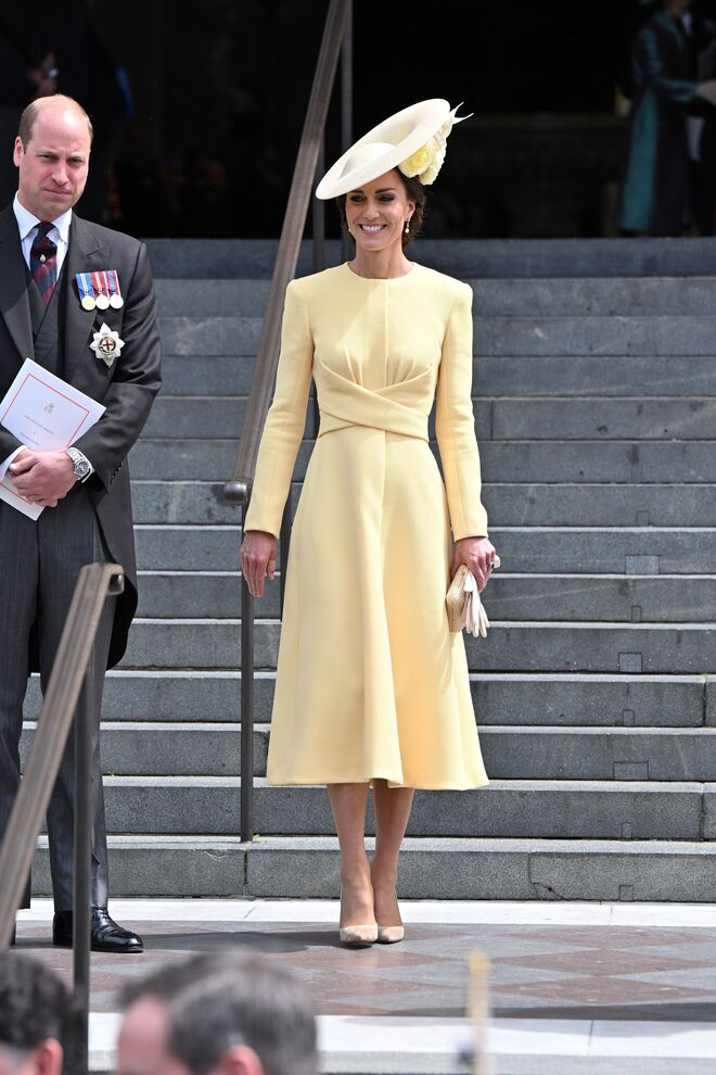 Kate Middleton com vestido Emilia Wickstead e chapéu Philip Treacy