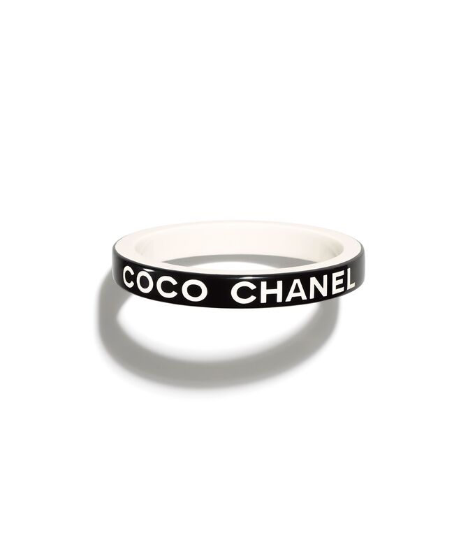 Pulseira em resina,€620, Chanel.