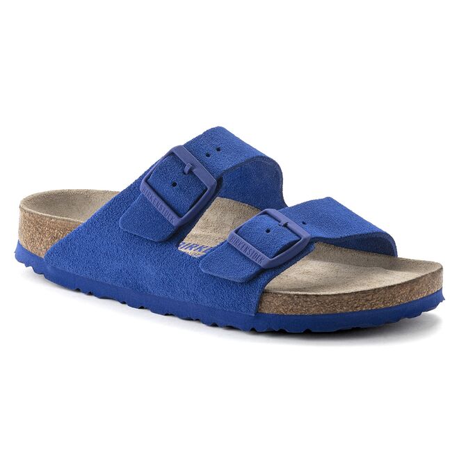 Sandálias Arizona em camurça e pele, €105, Birkenstock.