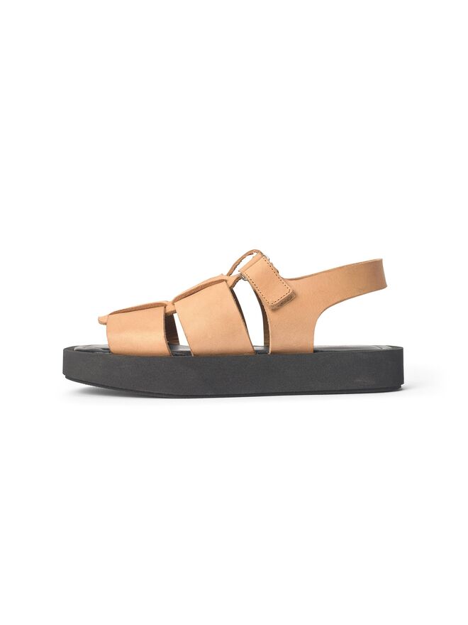 Sandálias em pele, €300, By Malene Birger.