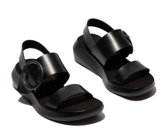 Sandálias em pele, €99,90, Fly London.